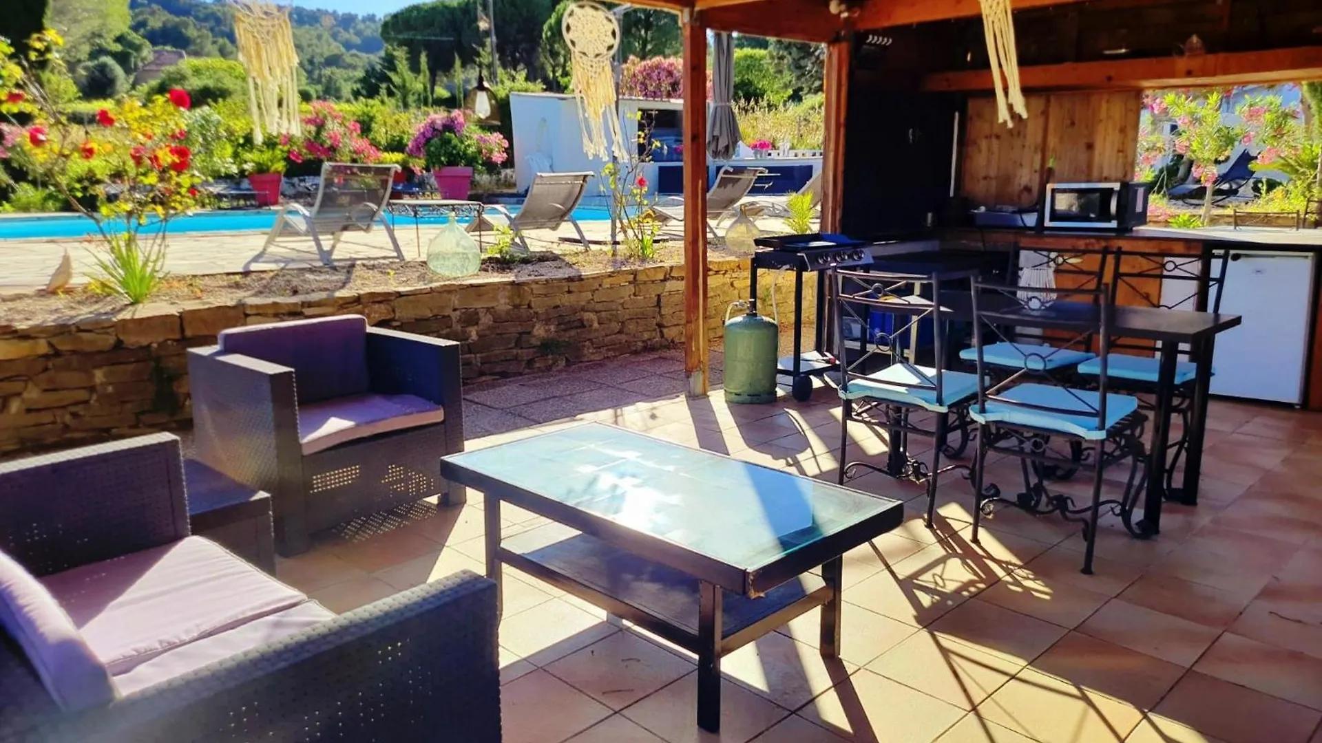 Logement La Belle Provence contacts